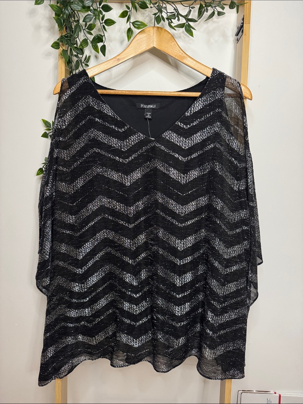 Roz & Ali Black Shimmer V‑Neck Top Silver Chevron Pattern Lagenlook size 1X
